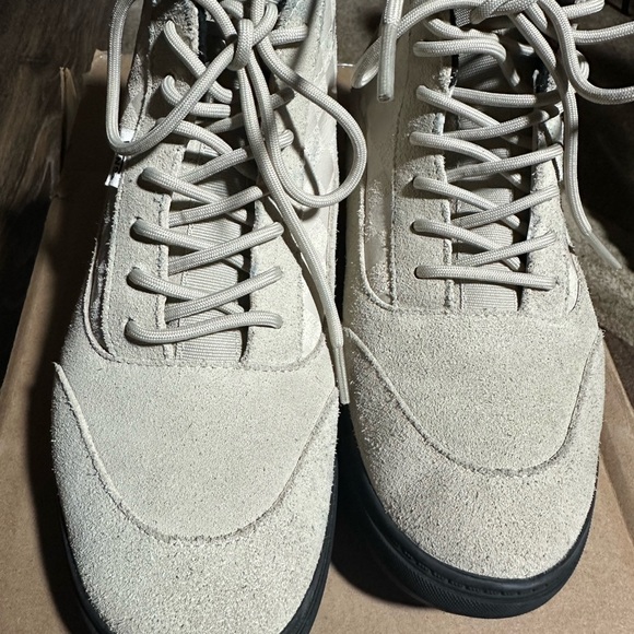 Vans Cream Sneakers Sleek Design Everyday Comfort - Picture 11 of 12